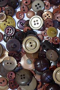 多色不同尺寸按钮的集合红色绿色塑料纺织品圆圈裁缝衣服维修纽扣收藏背景图片