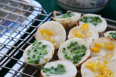 Ka Nom Krok 泰语 一种泰式甜食 泰式甜点 椰子布丁 椰子米糕 泰国街头甜点食品烤椰子米煎饼烹饪蛋糕盘子面粉饮食小吃餐背景图片