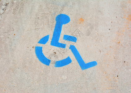 铺在沥青上的残疾人停车标志路面运输轮椅公园残障人士街道障碍蓝色背景图片