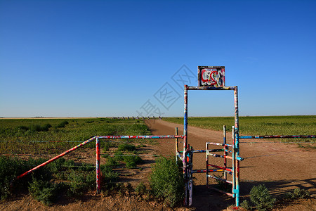 得克萨斯州阿马里略的凯迪拉克牧场安装旅行涂鸦公路文化艺术路线垃圾场汽车地标背景图片