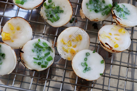 Ka Nom Krok 泰语 一种泰式甜食 泰式甜点 椰子布丁 椰子米糕 泰国街头甜点食品烤椰子米煎饼美食饮食小吃烹饪蜜饯食物面背景图片