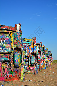 得克萨斯州阿马里略的凯迪拉克牧场汽车雕塑涂鸦文化旅行吸引力公路安装垃圾地标背景图片