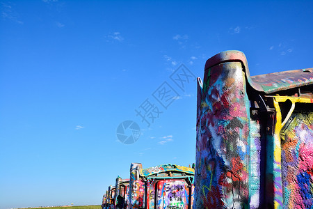 得克萨斯州阿马里略的凯迪拉克牧场路线安装地标游客垃圾场公路文化汽车旅行涂鸦背景图片