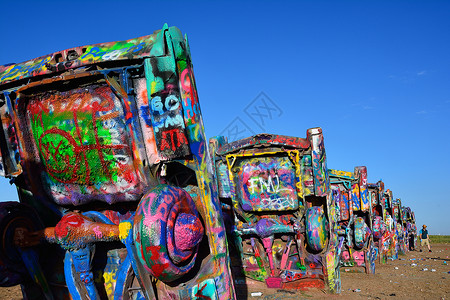 得克萨斯州阿马里略的凯迪拉克牧场旅行雕塑安装公路艺术游客路线文化吸引力垃圾场背景图片