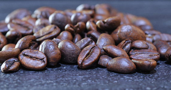 特写一堆烤熟咖啡豆背景图片