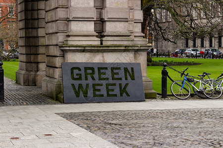 都柏林三一大学学院绿色周的标牌(Green week)背景图片