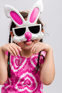 带兔子面具的孩子背景 / 带兔子面具的孩子 / 孩子背景图片