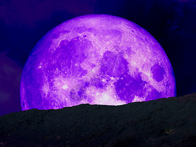 超紫色月亮回到山上中间背景图片