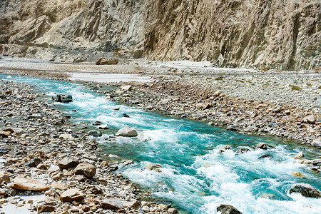 巴基斯坦边界Turtuk 山谷和 Shyok 河的美丽山景 图尔图克是印巴边境最后一个村庄 位于拉达克的努布拉河谷地区边界草地场地岩背景