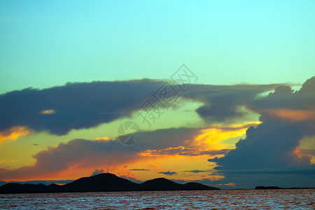 夕阳在海上火焰云冷碰撞在 sk日落蓝色坡度场景旅行天堂插图天气橙子墙纸背景