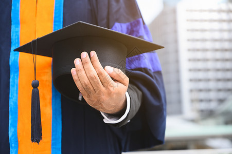 持有毕业上限教育概念的近身毕业证书制度手高清图片素材