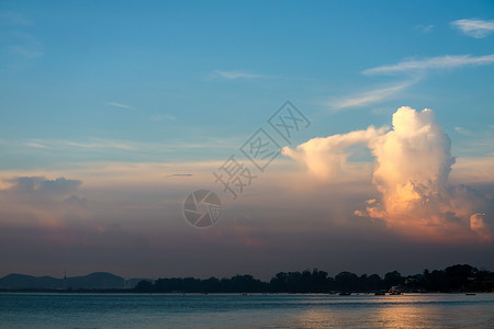 白橙色日落 海面蓝天空中阳光照耀场景蓝色太阳金子假期天堂海浪晴天美丽戏剧性背景图片