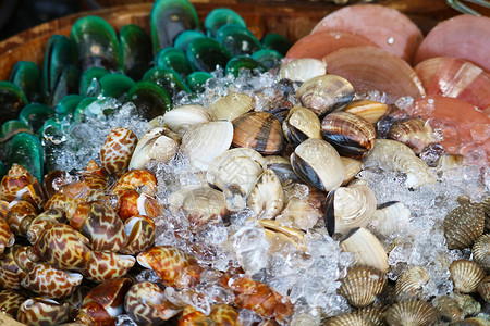 街头食品上的海鲜在泰国和旅游者Attra都可以看到烧烤筹码旅行市场街道螃蟹城市烹饪炙烤美食背景图片