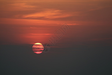红橙色夜云和天空的月光后天黑日落日落太阳阳光假期蓝色热带旅行天空天气晴天背景图片