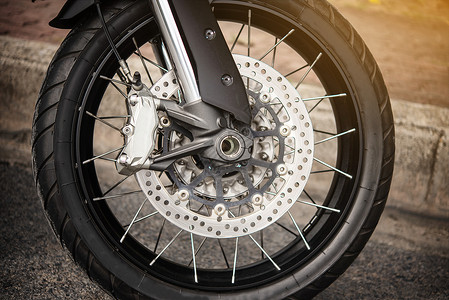 黑色和白色的摩托车轮 带有ABS刹车背景图片
