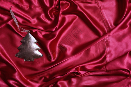 圣诞树装饰品庆典丝绸传统织物红色背景图片