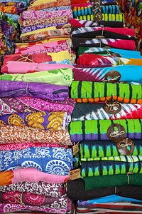 出售的蜡染布在市场上卷起 巴厘岛的艺术和文化 特写滚动的五颜六色的纱笼 五颜六色的织物卷 巴厘岛上的传统印度教服装  Sarun图片