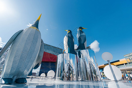惊喜日本游日本日本OSAKA — 2020年2月6日至6日;大阪企鹅雕塑背景