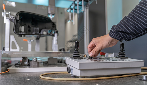 检查机器质量工程师控制用于汽车行业塑料铸件 3D 测量的仪器背景
