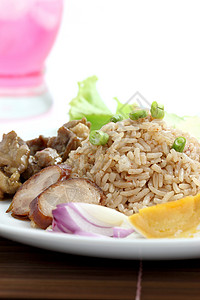 猪肉涨价了泰国大米混合了在白色草原上孤立的虾糊勺子烹饪油炸柠檬美食午餐青葱盘子用餐美味背景