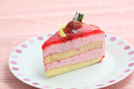 粉红背景的草莓蛋糕背景图片