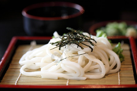 乌东面面食物香料午餐蔬菜文化芝麻美食海苔面条洋葱高清图片