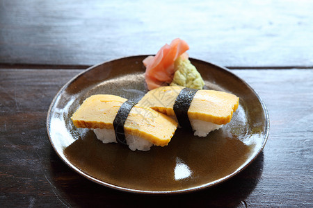 鸡蛋寿司桌子黑地鱼子油炸烹饪芳香海鲜玉子盘子食物背景