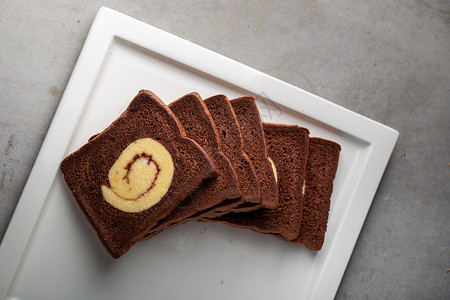 巧克力漩涡巧克力面包里塞满了果酱卷饼 上面加了巧克力包甜点榛子漩涡白色黄油牛奶奶油状早餐蛋糕可可背景