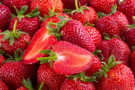 在白色背景上被隔离的新鲜草莓红色背景图片