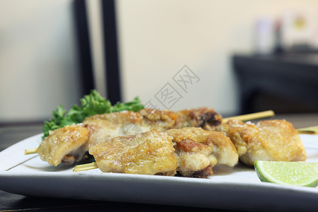 日本食鸡 Yakitori烧烤美食橙子烹饪餐厅竹子木头食物午餐沙爹红烧背景图片