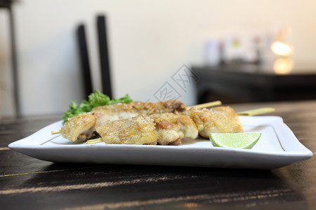 日本食鸡 Yakitori烧烤食物竹子盘子推介会沙爹烹饪木头橙子餐厅美食背景图片