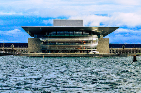 丹麦靠近水边的哥本哈根歌剧院之家 丹麦高清图片