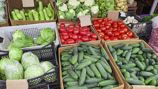 蔬菜框在农贸市场销售新鲜有机水果和蔬菜 在可供选择的框中 有适合健康饮食的产品午餐盒子排毒盘子免疫早餐矿物质胡椒黄瓜美食背景