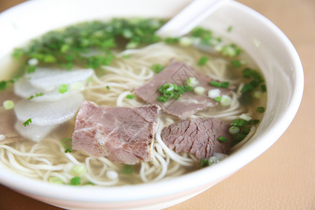 中国面汤食物蔬菜拉面美食盘子白色牛肉肉汤午餐饮食背景图片