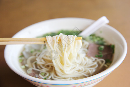 中国面汤拉面食物蔬菜午餐饮食肉汤美食盘子牛肉白色背景图片