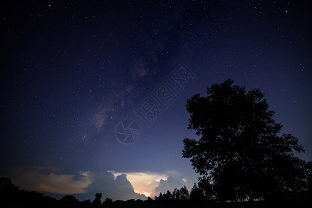 夜间的银河和闪电天空星星乳白色背景图片