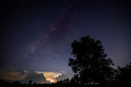 夜间的银河和闪电天空乳白色星星背景图片