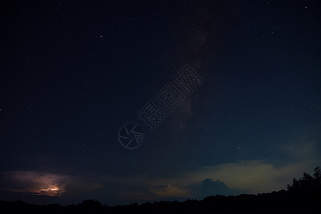 夜间的银河和闪电天空星星乳白色背景图片