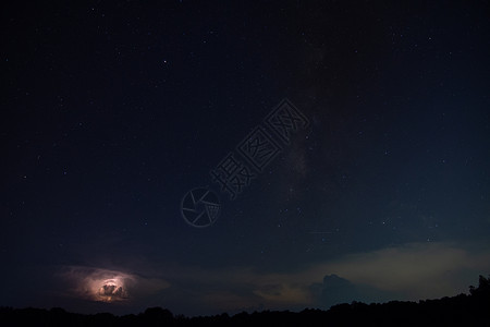 夜间的银河和闪电天空星星乳白色背景图片