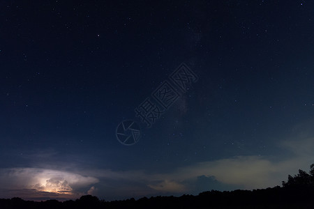 夜间的银河和闪电天空星星乳白色背景图片