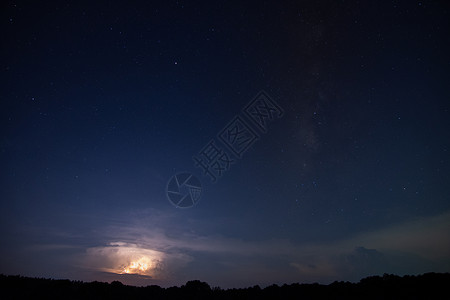 夜间的银河和闪电天空乳白色星星背景图片