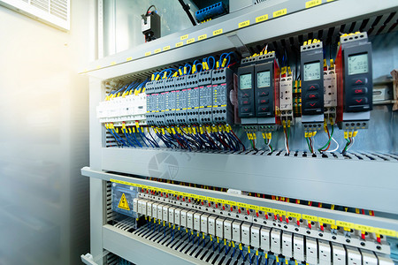 用于电力和配电的电气控制面板外壳 不间断 电压接线建造自动化控制电工力量金属技术员开关柜活力背景图片