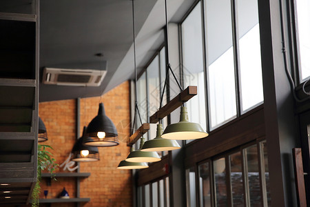 现代灯台咖啡店酒吧活力艺术吊灯建筑物天花板白色房间咖啡背景图片