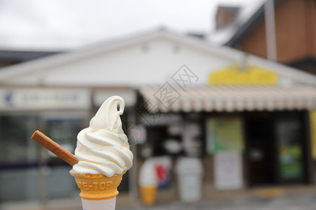 在日本京都市的酸奶味道锥体冰淇淋甜点乳白色服务奶油漩涡奶制品背景图片