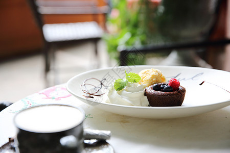 巧克力熔岩蛋糕和浆果加冰淇淋摄影造型甜点食物蛋糕背景图片