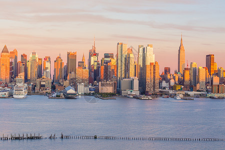 纽约市中城曼哈顿日落天窗全景观球衣建筑旅行建筑学商业天空建筑物码头反射城市背景图片