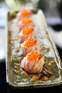 鱼子酱寿司沙门寿司球和鲑鱼鱼子酱海鲜海藻美味食物鱼片盘子白色筷子寿司文化背景