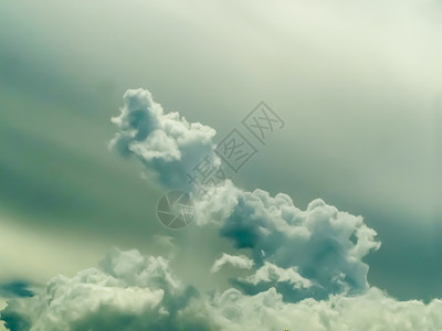 烟雾模糊的云层随风飘动沉淀空气气质天空水分云景气候晴天蓝天雨云背景图片