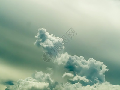 烟雾模糊的云层随风飘动季节水分天空晴天气候阳光太阳气质照片云雾背景图片