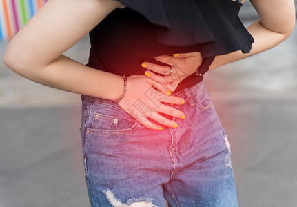 胃食管反流年青的亚洲女性在户外露宿时腹部疼痛综合症子宫骨盆部位腹泻成人腹痛人体冒号消化系统背景